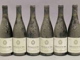 six bouteilles de vin sont alignées dans une rangée