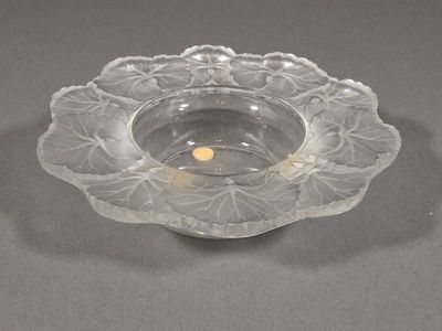 un bol en verre transparent contenant une bougie