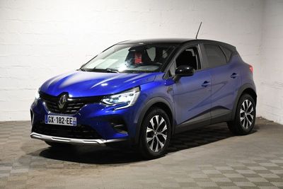 une voiture bleue garée dans un garage au sol en damier