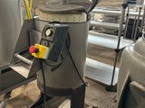 une machine qui se trouve à l'intérieur d'un bâtiment
