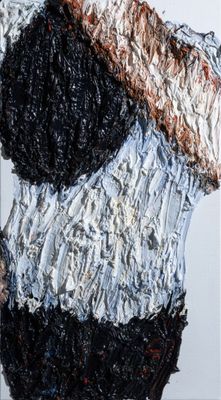 une sculpture représentant un panda, réalisée en papier d'aluminium