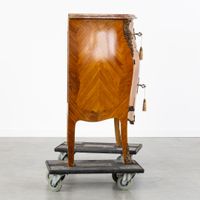 Une commode à plateau en marbre, de style Louis XV, avec mar… (photo 5)