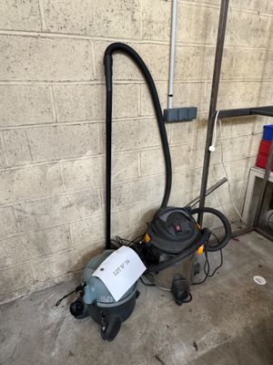 un aspirateur posé par terre près d'un mur