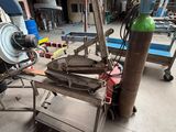 une machine posée sur une table dans une pièce