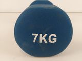 un kettlebell bleu sur lequel est inscrit « 7 kg »