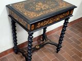 une petite table ornée d'un motif noir et doré