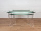 une photo d'une table en verre avec un plateau transparent posée sur un parquet