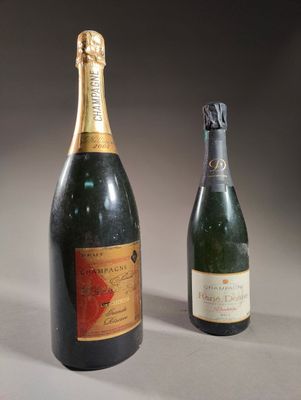 deux bouteilles de champagne posées l'une à côté de l'autre sur une table