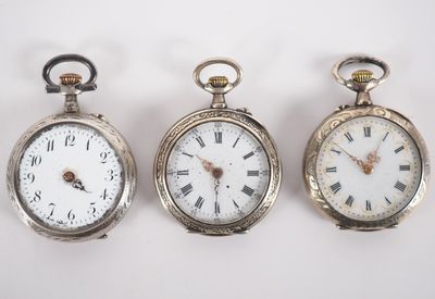 Ensemble comprenant : - une montre de col en argent. Cadran …