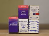 trois boîtes sont empilées sur une table
