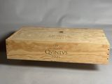 une boîte en bois vide sur laquelle sont inscrits ces mots, posée sur une table