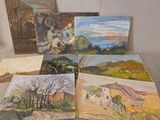 Plusieurs tableaux, de tailles et de couleurs variées, sont exposés sur une table.