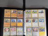 un classeur noir contenant de nombreuses cartes Pokémon