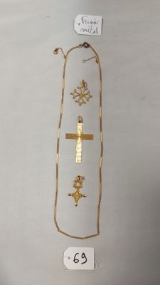 une photo d'un collier en or orné d'une croix