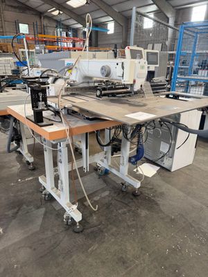 l'image d'une machine posée sur une table
