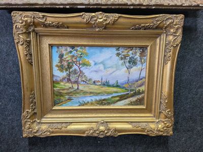un tableau représentant un paysage avec des arbres et une rivière, dans un cadre doré