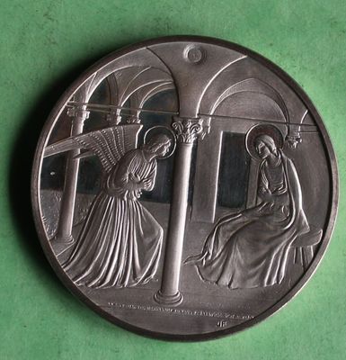 une image représentant une médaille d'argent sur laquelle figure une femme agenouillée devant un homme