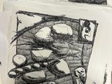 un dessin en noir et blanc représentant des rochers sur une feuille de papier