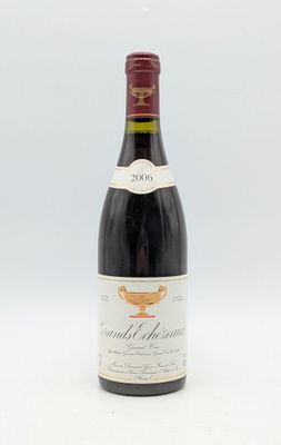 une bouteille de vin posée sur une table