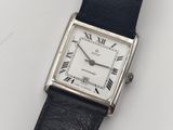 gros plan d'une montre-bracelet avec des chiffres romains