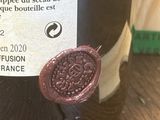 une bouteille de vin posée sur une table, avec une étiquette dessus