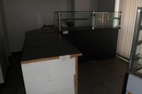 1 comptoir d'accueil en angle, stratifié gris + vitrine (photo 3)