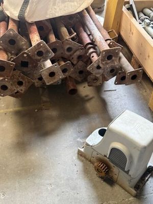 un tas de tuyaux dans une pièce
