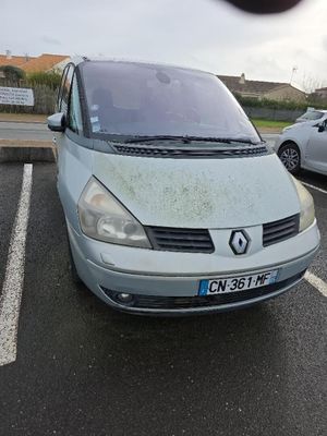 des voitures garées les unes à côté des autres dans un parking