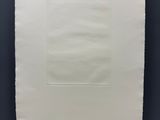 une feuille de papier blanche accrochée à un mur noir