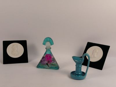 trois objets différents posés sur une surface blanche