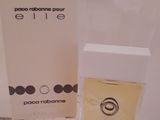 un flacon de parfum et un coffret de parfum posés sur un comptoir devant un miroir