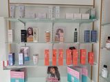 une vitrine sur laquelle sont exposés de nombreux produits de beauté
