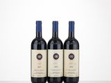 trois bouteilles de vin posées sur une table l'une à côté de l'autre