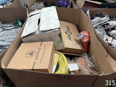 de nombreuses boîtes de chaussures empilées par terre