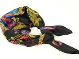 une écharpe noire ornée d'un motif doré et rouge