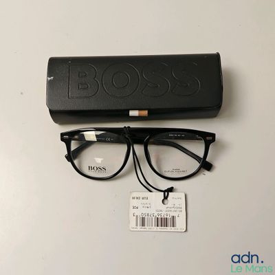Lunettes « Boss » avec leur étui, posées sur une surface blanche