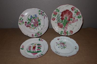 trois assiettes ornées de fleurs, posées sur une table