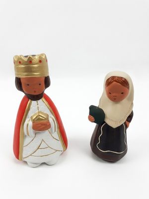 deux figurines représentant un homme et une femme vêtus de costumes traditionnels