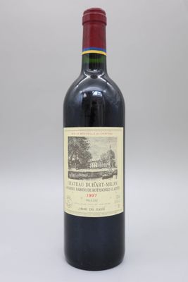 une bouteille de vin rouge posée sur une table blanche