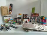un comptoir sur lequel sont posés divers objets, notamment des ciseaux et d'autres articles