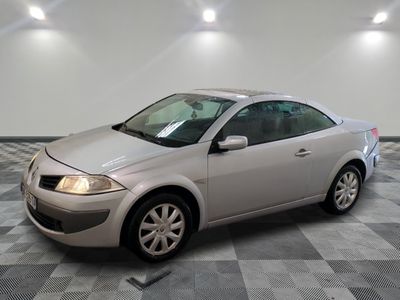 la photo d'une voiture argentée garée dans un garage