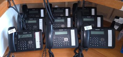 beaucoup de téléphones posés par terre