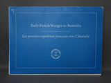 un livre bleu posé sur une table, devant un fond noir