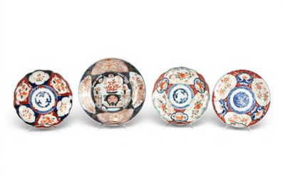 quatre types d'assiettes différents, ornés de motifs sur un fond blanc