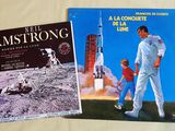 deux livres posés sur une table