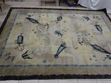 un tapis orné d'un motif, placé au milieu d'une pièce