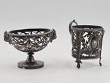 paire de vases plaqués argent, munis d'anses et de poignées