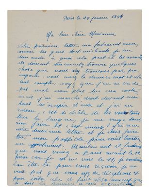 une lettre écrite à l'encre bleue sur une feuille de papier