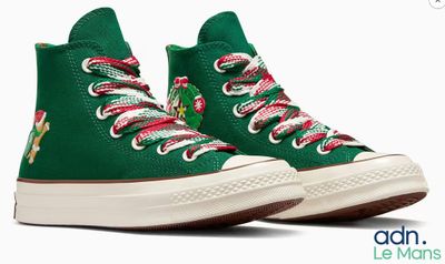 Baskets montantes Converse All Star vertes et rouges, avec des lacets rouges et blancs