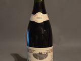 une bouteille de vin posée sur une table